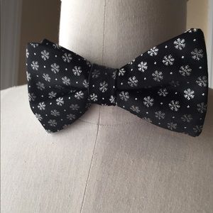 Christmas snowflake bow tie